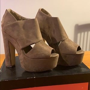 Platform taupe shoe